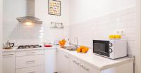 A kitchen or kitchenette at Apartamentos Alcazaba