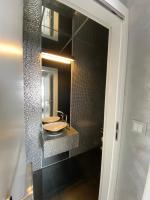 Kúpeľňa v ubytovaní Penthouse 2 Bedroom Designer Apartment