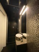 Kúpeľňa v ubytovaní Penthouse 2 Bedroom Designer Apartment