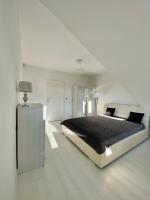 Posteľ alebo postele v izbe v ubytovaní Penthouse 2 Bedroom Designer Apartment