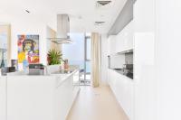 Premium 2+1 BR condo in the heart of Bluewaters Islandにあるキッチンまたは簡易キッチン