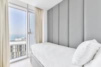 Premium 2+1 BR condo in the heart of Bluewaters Islandにあるベッド