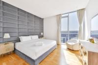 Premium 2+1 BR condo in the heart of Bluewaters Islandにあるベッド