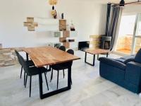 Posedenie v ubytovaní Encantador ático con chimenea y piscina en Almería