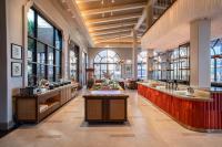 uma cozinha grande com muitas janelas em Radisson Resort Phan Thiet em Phan Thiet