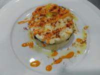 um prato branco com uma sobremesa com molho por cima. em Hotel Tugasa Convento San Francisco em Vejer de la Frontera