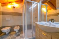 A bathroom at Casa nel Borgo - Il Gufo
