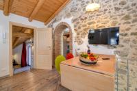 A television and/or entertainment centre at Casa nel Borgo - Il Gufo