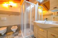A bathroom at Casa nel Borgo - Il Gufo