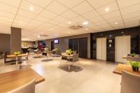 een lobby met tafels en stoelen in een gebouw bij Tri Hotel Executive Lajeado in Lajeado