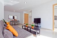 Televízia a/alebo spoločenská miestnosť v ubytovaní Charmsuites Paralel