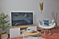 TV a/nebo společenská místnost v ubytování Malpica Greek Home