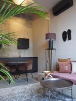 Televízia a/alebo spoločenská miestnosť v ubytovaní SUITES 9 MALAGA, three unique suites with private plunge pool