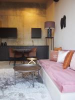 Televízia a/alebo spoločenská miestnosť v ubytovaní SUITES 9 MALAGA, three unique suites with private plunge pool