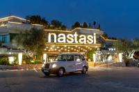 un pequeño coche aparcado frente a un restaurante en Nastasi Hotel &amp; Spa, en Lleida