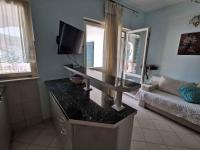 Televízia a/alebo spoločenská miestnosť v ubytovaní Two-Bedroom Apartment in Vinisce I