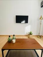 TV a/nebo společenská místnost v ubytování Lovely apartment in the heart of Athens