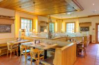 Mercure Stuttgart Sindelfingen an der Messe في شيندلفينجن: مطعم به طاولات وكراسي في غرفة