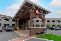 una vista frontal de un hotel con aparcamiento en Best Western Plus Brookside Inn, en Milpitas
