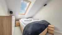Posteľ alebo postele v izbe v ubytovaní Apartamenty Sun & Snow Baltic Sun z basenem i placem zabaw