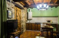 TV a/nebo společenská místnost v ubytování Casas Rurales Taramundi Verde