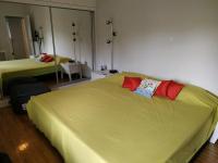 Posteľ alebo postele v izbe v ubytovaní Fully renovated, family-friendly apartment, next to a huge green park, in Athens center
