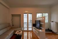 Televízia a/alebo spoločenská miestnosť v ubytovaní Fully renovated, family-friendly apartment, next to a huge green park, in Athens center