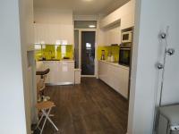 Kuchyňa alebo kuchynka v ubytovaní Fully renovated, family-friendly apartment, next to a huge green park, in Athens center