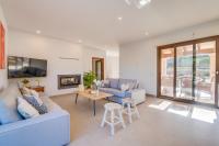 Televízia a/alebo spoločenská miestnosť v ubytovaní Ideal Property Mallorca - Sa Canova d'Ariany