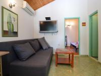 Televízia a/alebo spoločenská miestnosť v ubytovaní Holiday Home Camp Marko-1 by Interhome