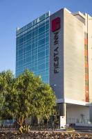 Un edificio con un cartel al costado. en Fiesta Inn Celaya Galerias, en Celaya