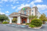 Un hotel con un cartel en la fachada del edificio. en Holiday Inn Express Crystal River by IHG, en Crystal River