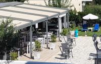 Reštaurácia alebo iné gastronomické zariadenie v ubytovaní Primavera Hotel