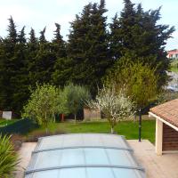 a tennis court in a yard with trees at L&#39;oustal des Fontanilles in Castelnaudary