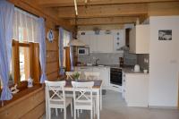 Kuchyň nebo kuchyňský kout v ubytování Apartmány u vlčích jam