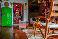 een woonkamer met een groene koelkast en een stoel bij Pousada Encanto da Bocaina - Serra da Bocaina in São José do Barreiro