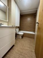 Łazienka w obiekcie Apartamento con terraza,2 min de la playa, Ares