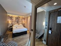 Hotel Acanthe - Boulogne Billancourtにあるベッド