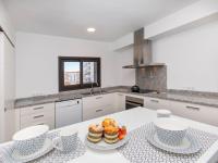 Kuchyň nebo kuchyňský kout v ubytování Apartment Estiu by Interhome