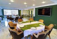 TV a/nebo společenská místnost v ubytování Bayrak Grand Hotel