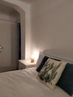 A bed or beds in a room at Iturri Apartment Old Town