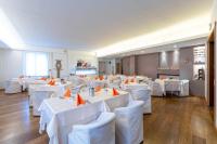 Reštaurácia alebo iné gastronomické zariadenie v ubytovaní Hotel La Perla
