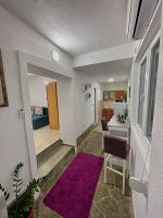 Habitación con sala de estar y cocina con sofá. en JOCKER, en Virpazar
