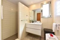A bathroom at Par 4 Blue Star by VillaGranCanaria