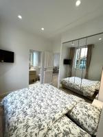 Postel nebo postele na pokoji v ubytov&aacute;n&iacute; Magnifique appartement sur jardin - Vieil Antibes
