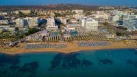 Una vista aérea de una playa con sillas y el océano. en Constantinos the Great Beach Hotel, en Protaras