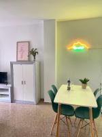 Televízia a/alebo spoločenská miestnosť v ubytovaní Apartamento Centro Peña de los Enamorados