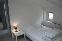 Voodi v&otilde;i voodid majutusasutuse Comfortable Apartment In Downtown La Rochelle toas