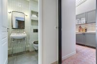 ein Bad mit einem WC und einem Waschbecken in der Unterkunft Splendid Parisian Flat 5P - Montorgueil in Paris