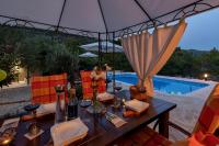 Bazén v ubytovaní Villa Melita - Heated pool within Nature Park alebo v jeho blízkosti